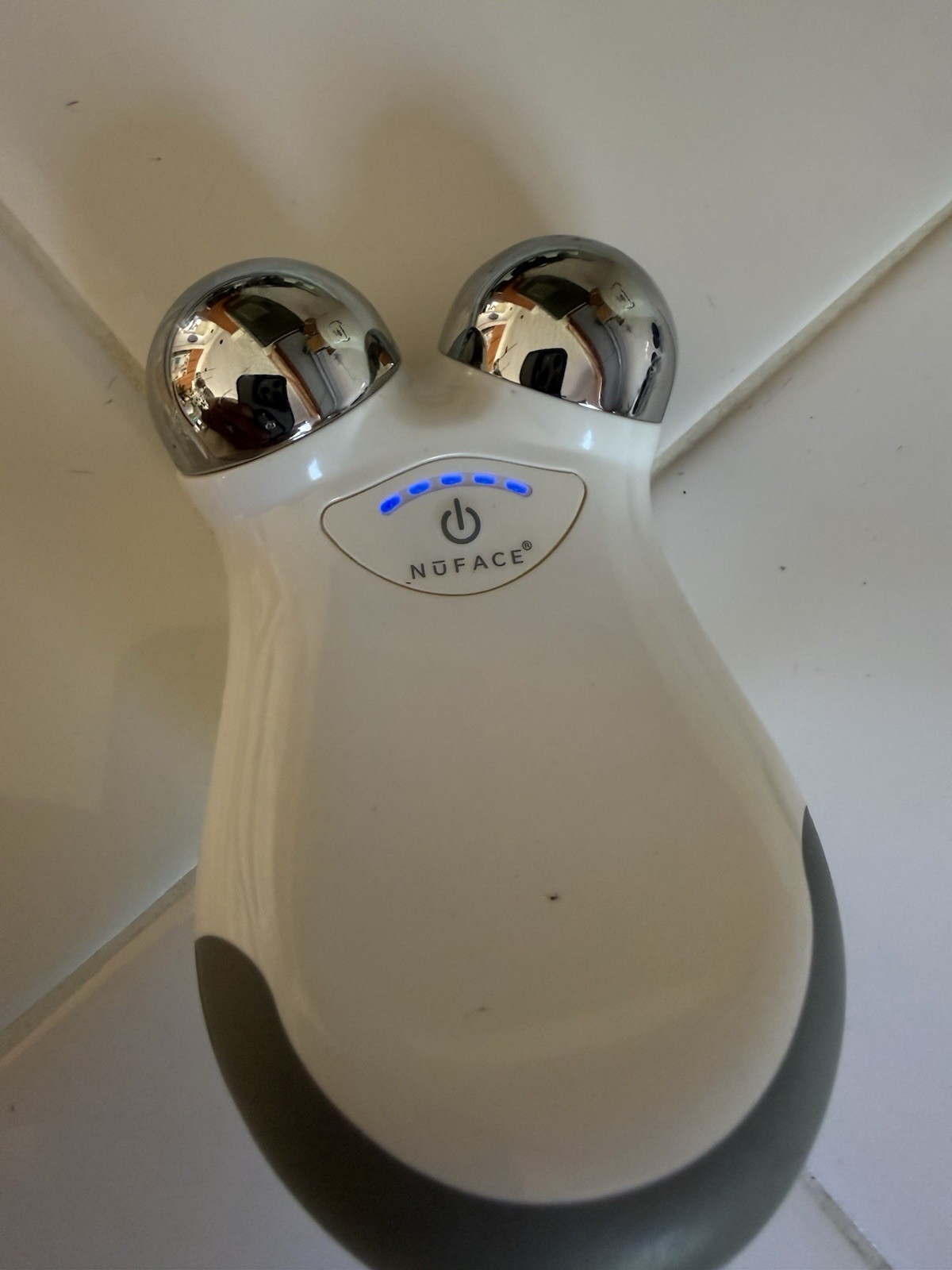 NuFACE Mini White Facial Toning Device Rechargeable Electric Pre-owned