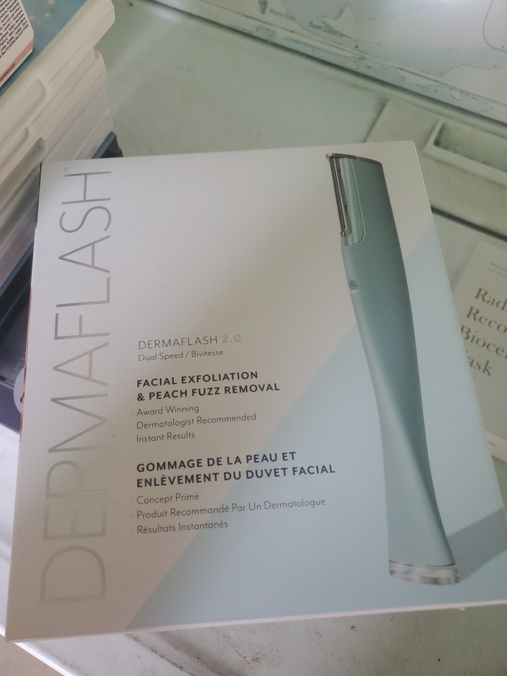 DERMAFLASH 2.0 Facial Exfoliation & Peach Fuzz Removal