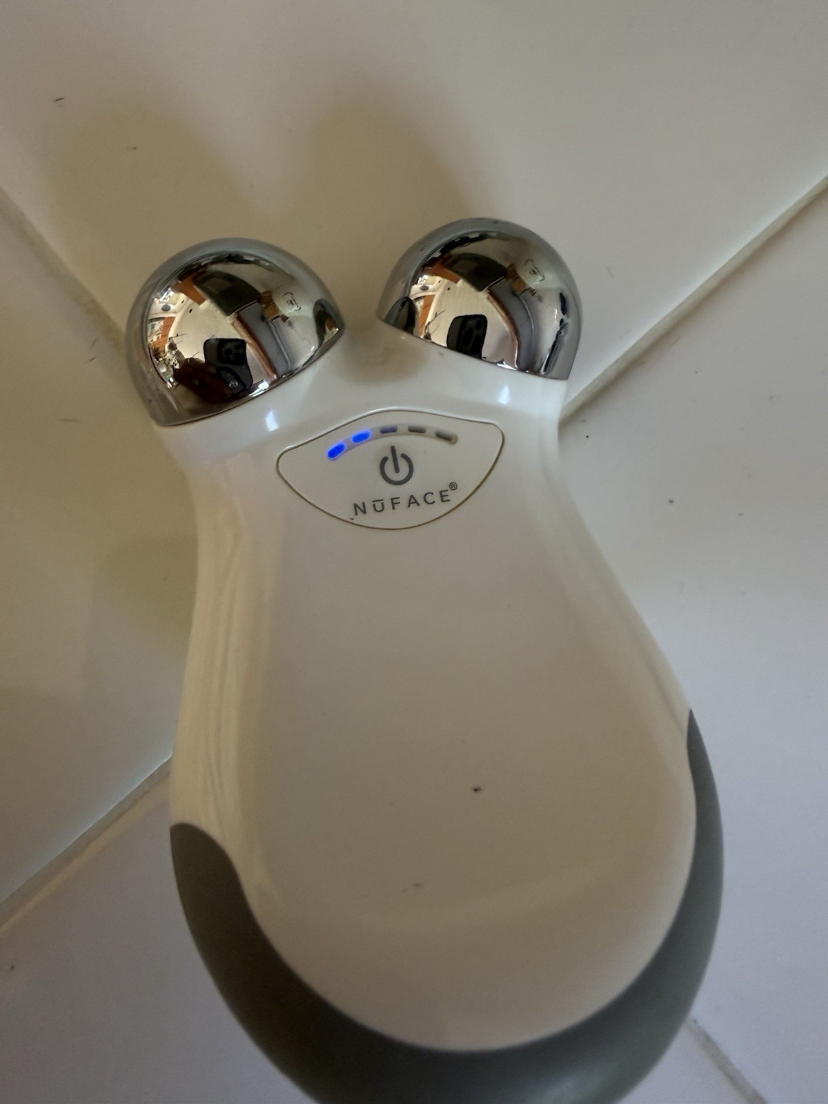 NuFACE Mini White Facial Toning Device Rechargeable Electric Pre-owned