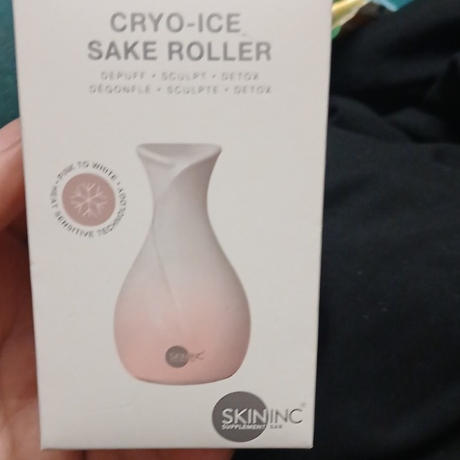Skin Inc Cryo-Ice Sake Roller Cooling Facial Massager for Puffiness Pink/White