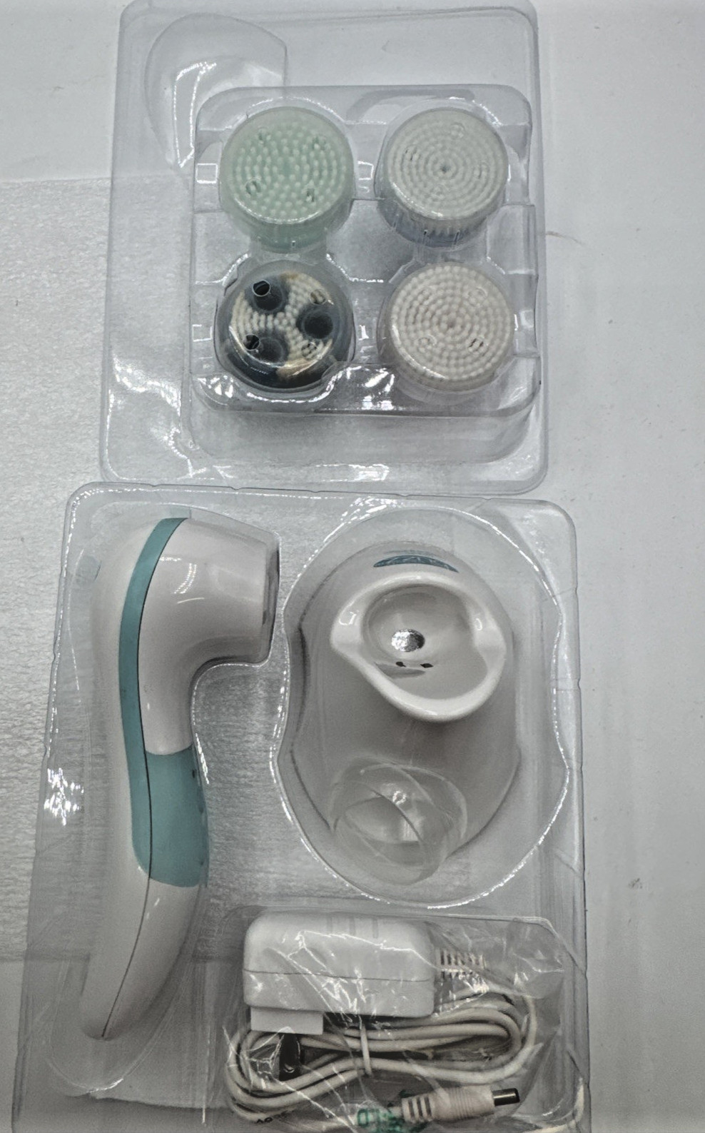 The Beauty Buzz Ultra Sonic Cleansing System with Rechargeable Stand *READ*