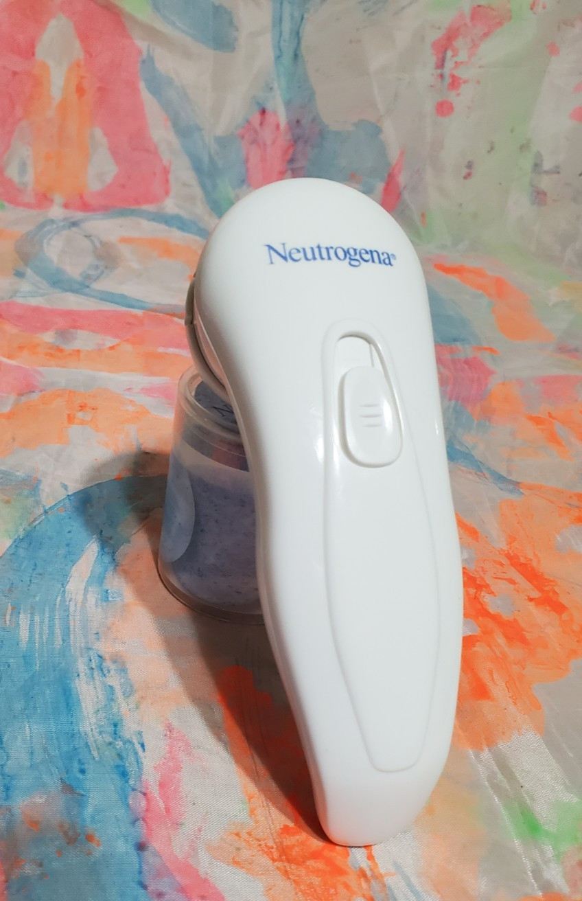 RARE Neutrogena Microdermabrasion Power Facial Wand + 11 Rejuvenating Pads