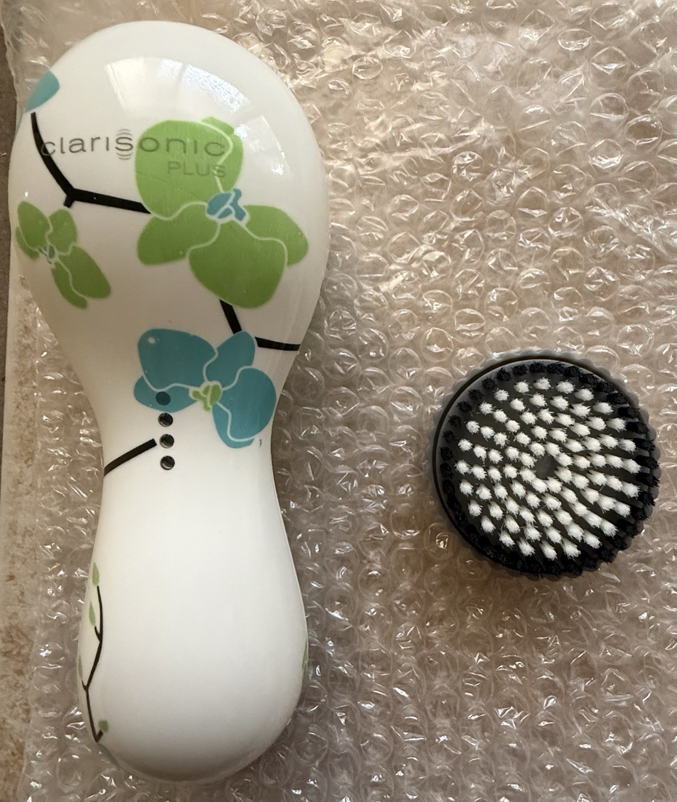 NEW Clarisonic PLUS Electric Facial Brush Rechargeable White w/ Charger & Docs