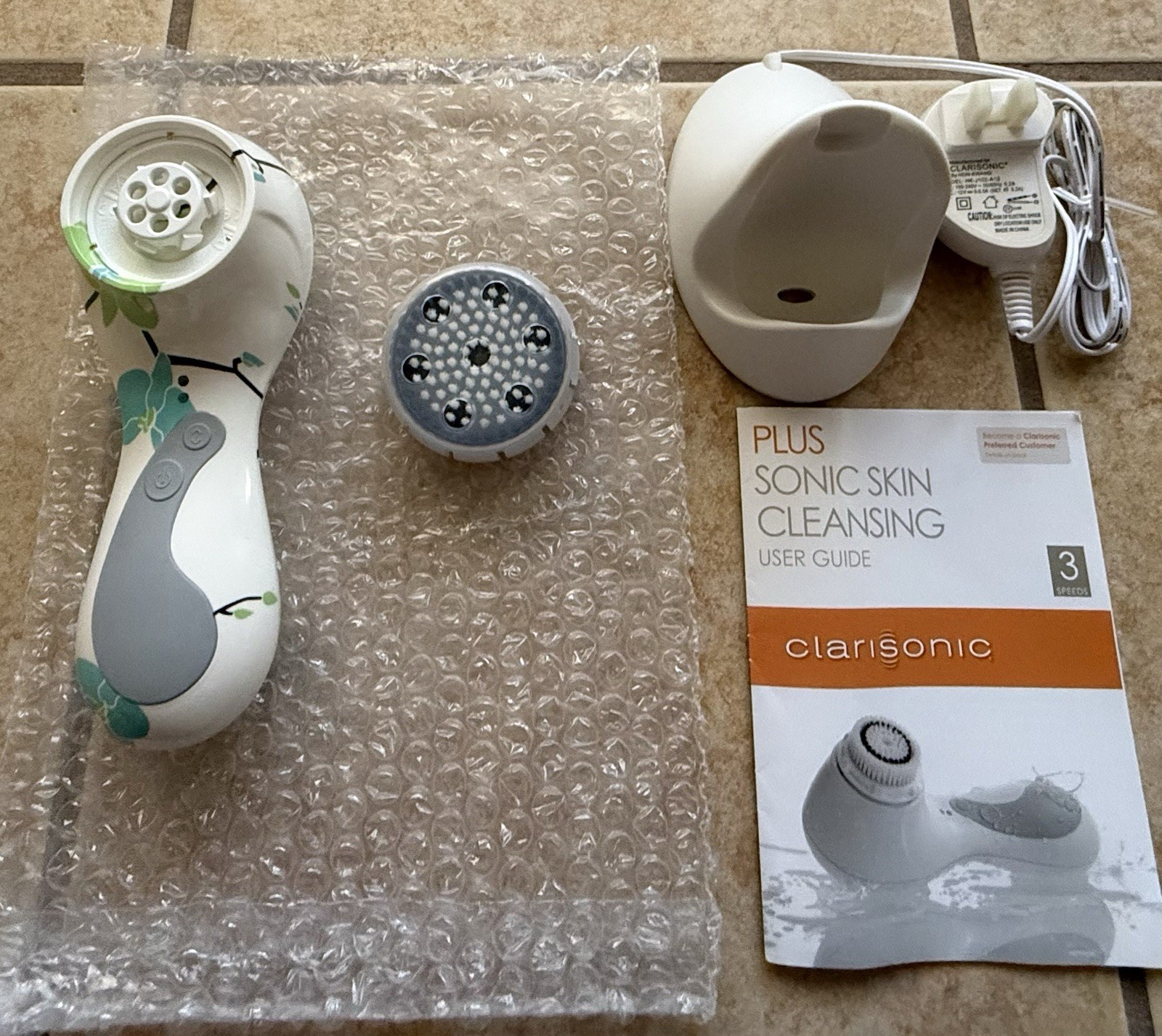 NEW Clarisonic PLUS Electric Facial Brush Rechargeable White w/ Charger & Docs
