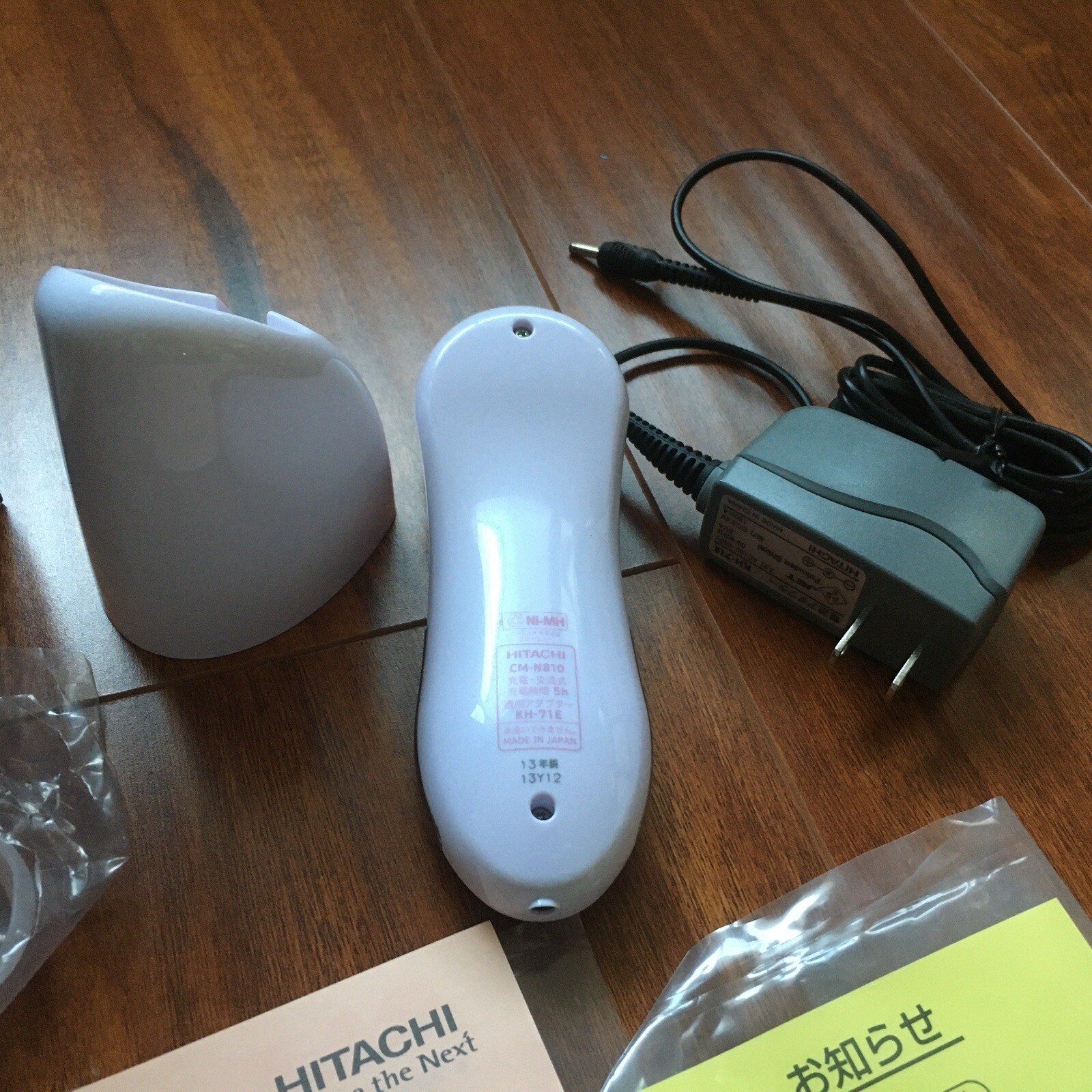Hitachi Hada Crie CM-N810 facial massager