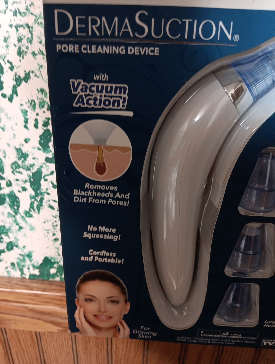 NEW DermaSuction Pore Cleaning Device Blackhead Removal 4 Suction Heads 2 Speeds