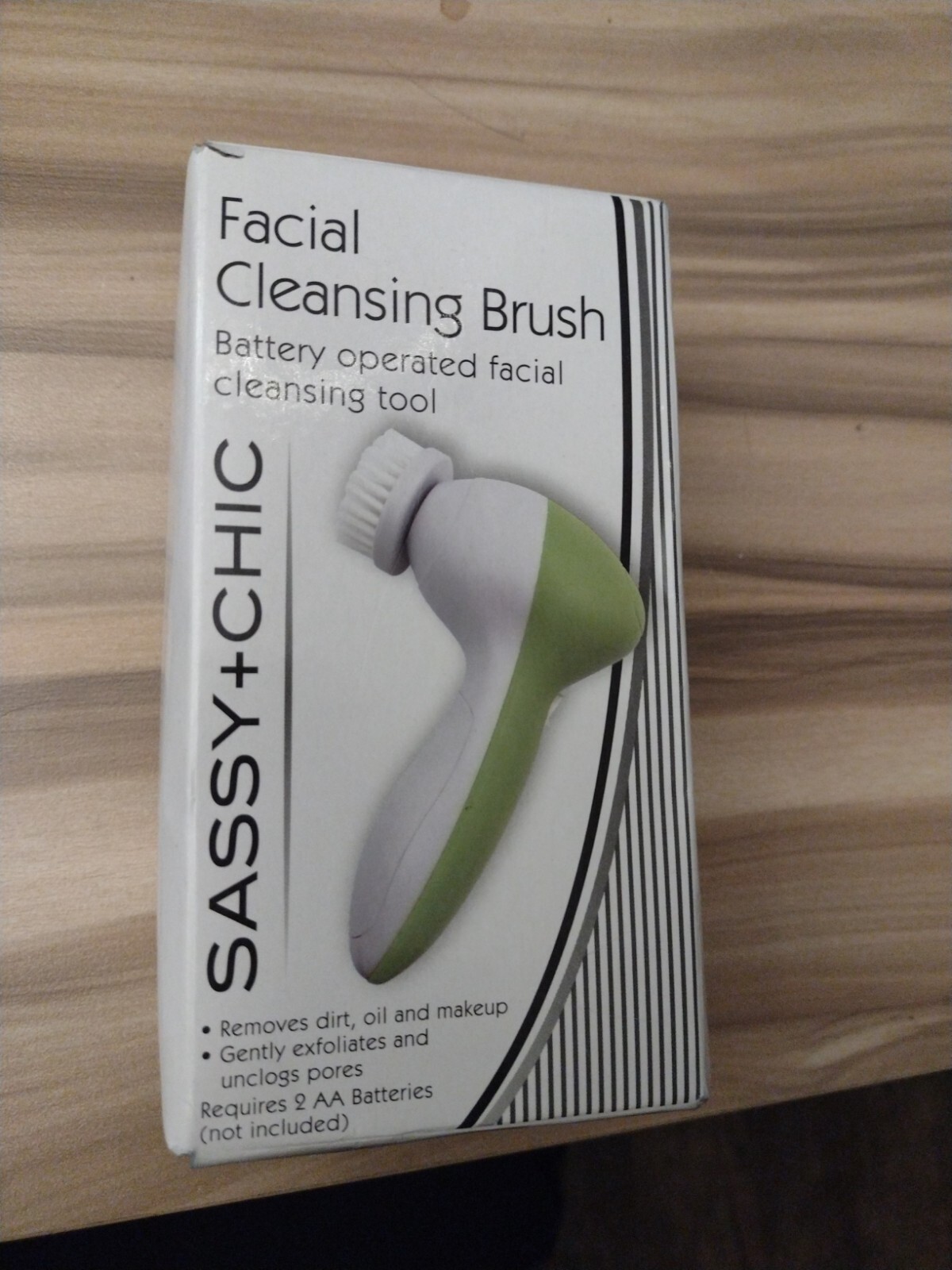 Sassy Chic Facial Cleansing Brush Battery Operated Green/White Perfect Gift NWT