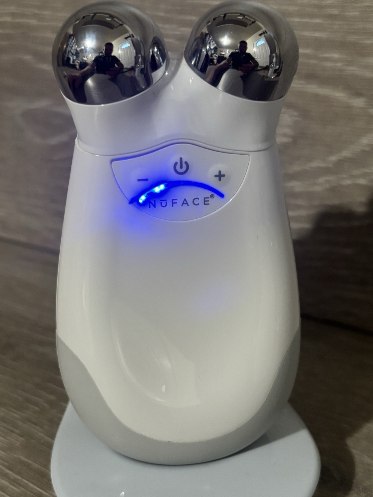 NuFace Trinity Microcurrent Facial Toning Device w/Charger GOOD WORKING/COSMETIC