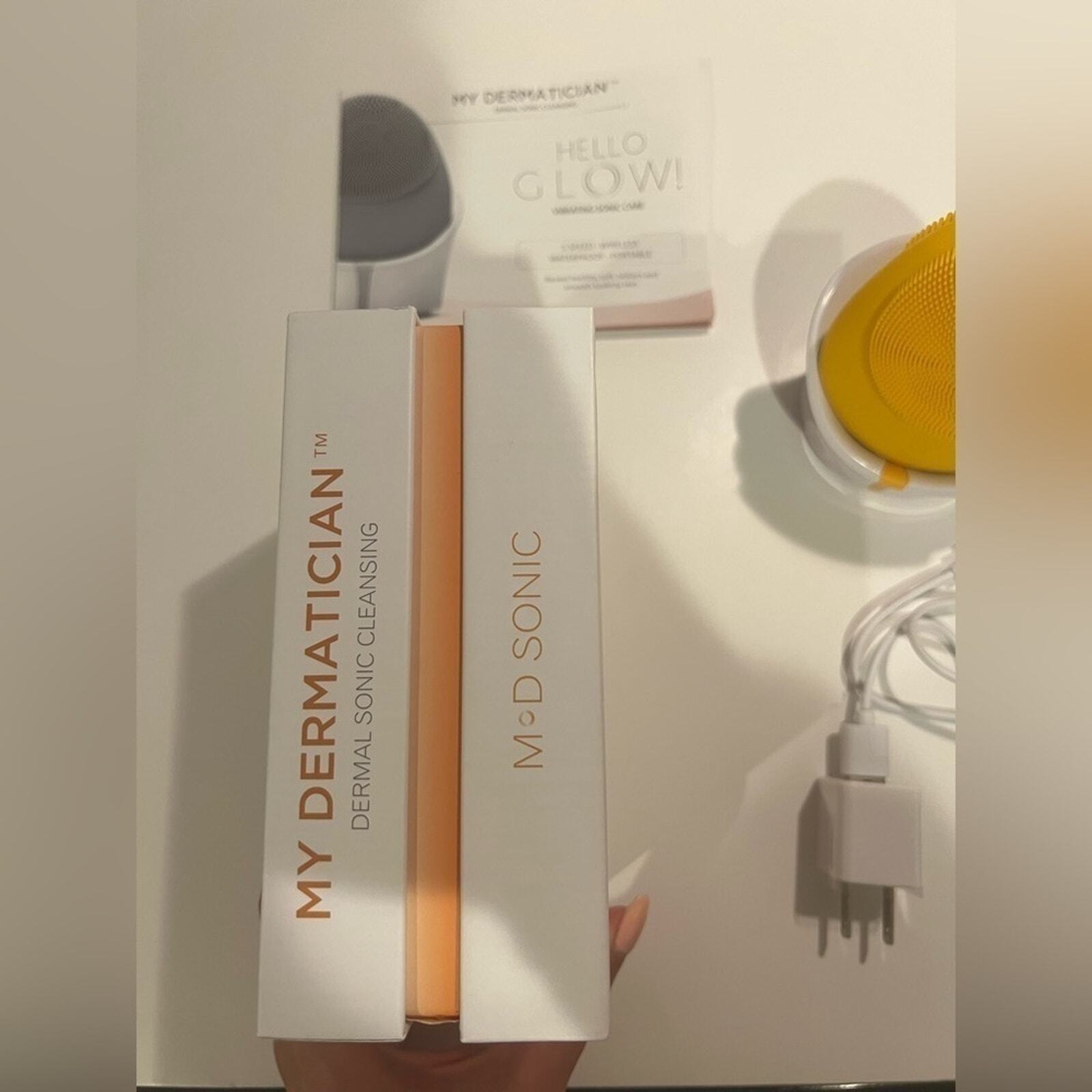 Hello Glow Sonic Cleansing Brush