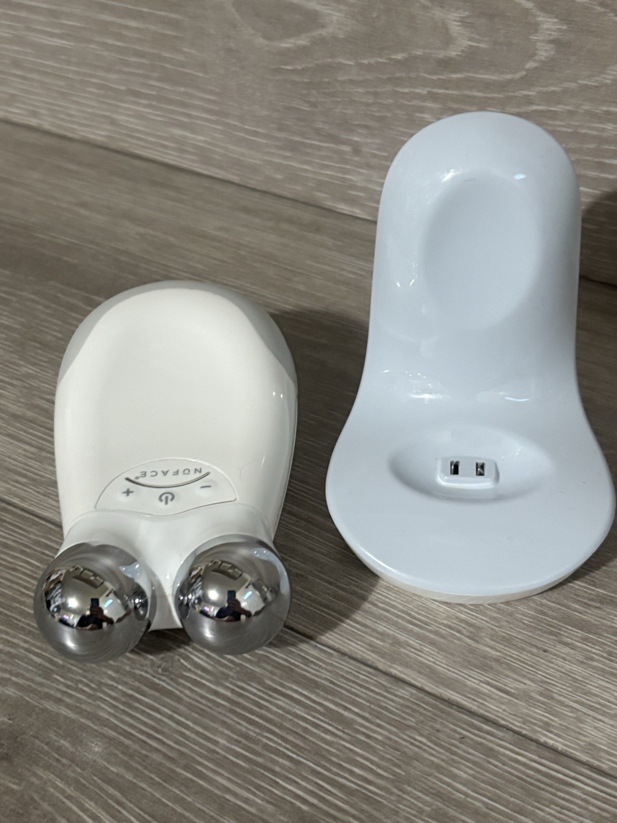 NuFace Trinity Microcurrent Facial Toning Device w/Charger GOOD WORKING/COSMETIC