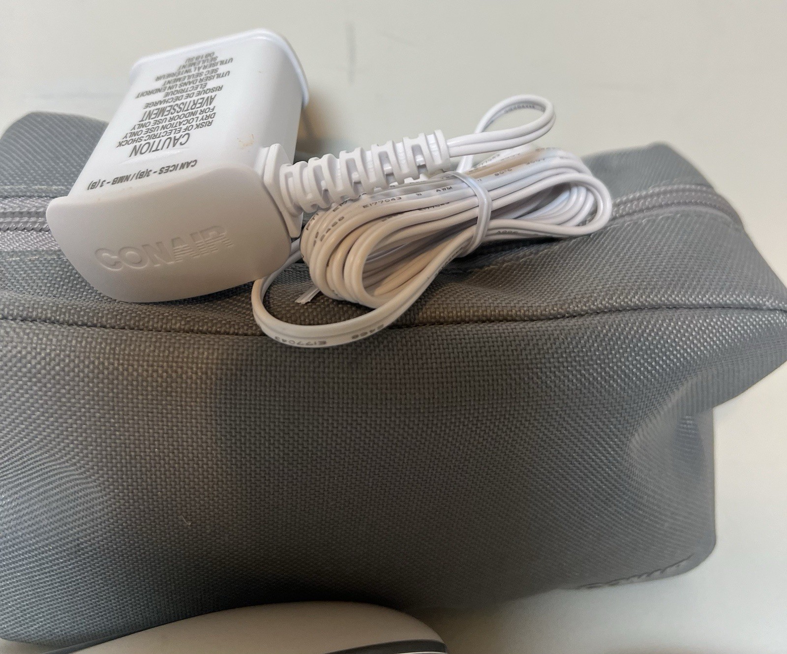 True Glow Conair Facial Cleansing Brush 4 Brushes Cord Bag Charge Stand