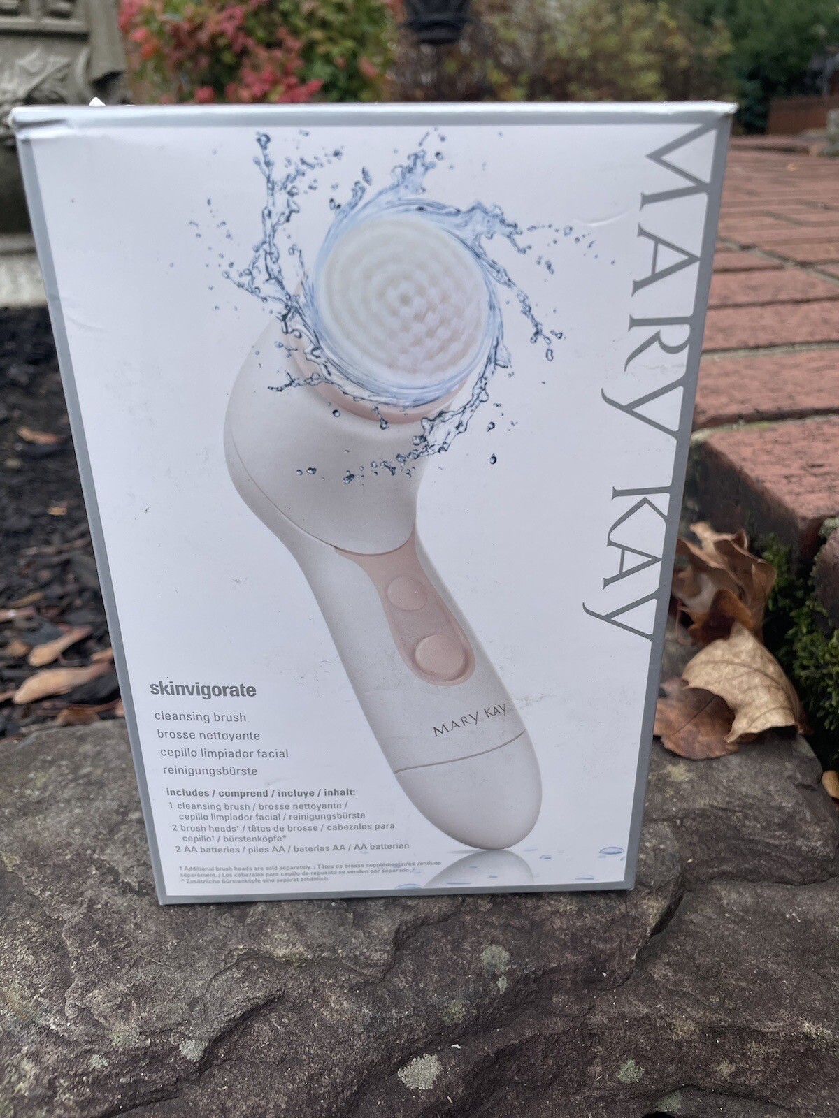 Mary Kay Skinvigorate Cleansing Brush w Two Brush Heads & Batteries