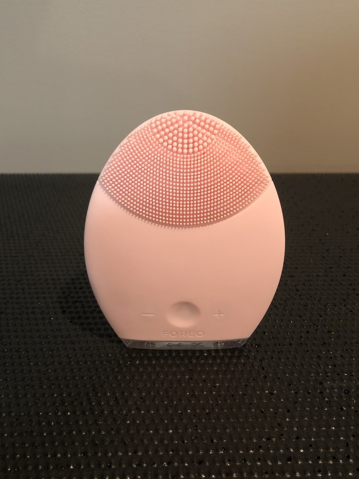 Foreo Luna Face Exfoliator Brush and Silicone Cleansing Device – Sensitive Skin