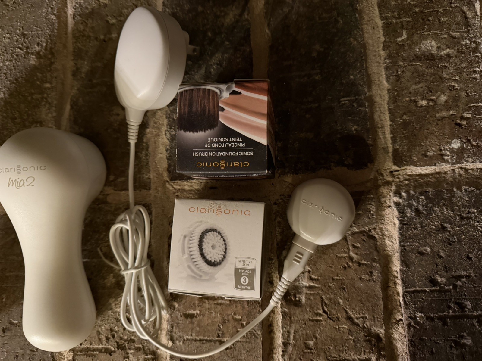 Clarisonic Mia Sonic Skin Cleansing System w/ Charger & 2 new in box brushes