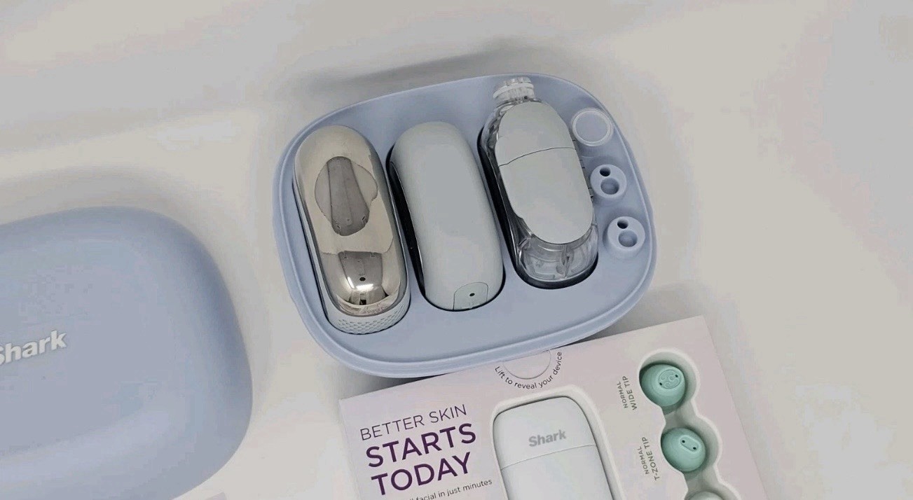 Shark FacialPro Glow at-Home Facial System with DePuffi Hot & Cold – Blue