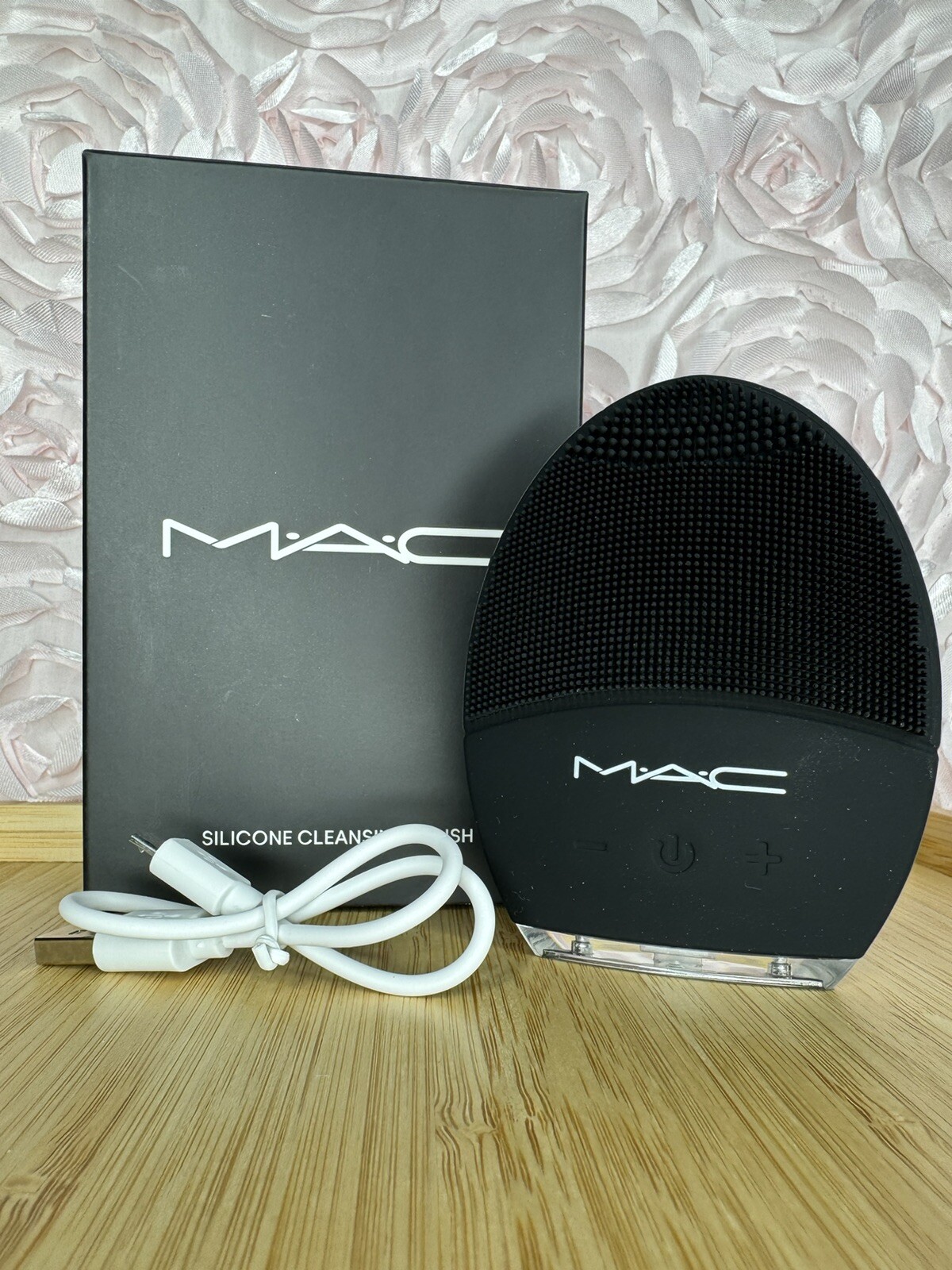 Mac Cosmetics Rechargeable Silicone Cleansing Brush