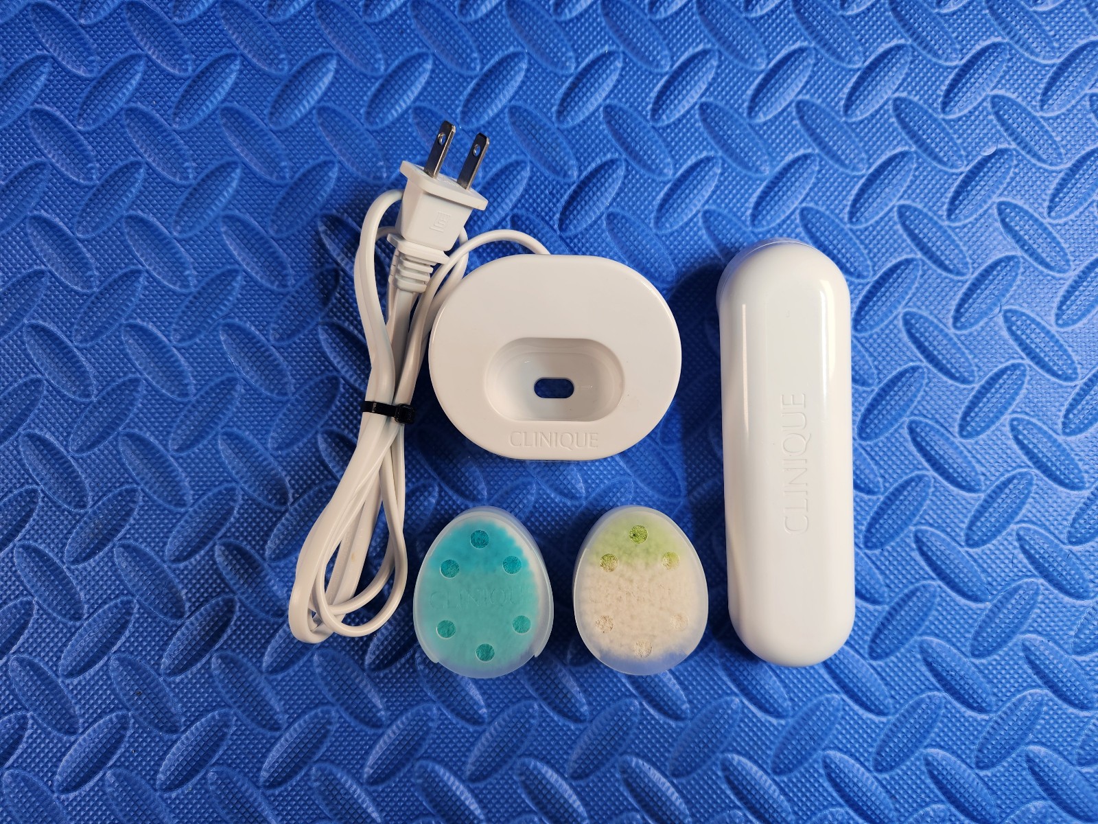 Clinique Sonic System Purifying Facial Cleansing Brush w/ Charging Base – White