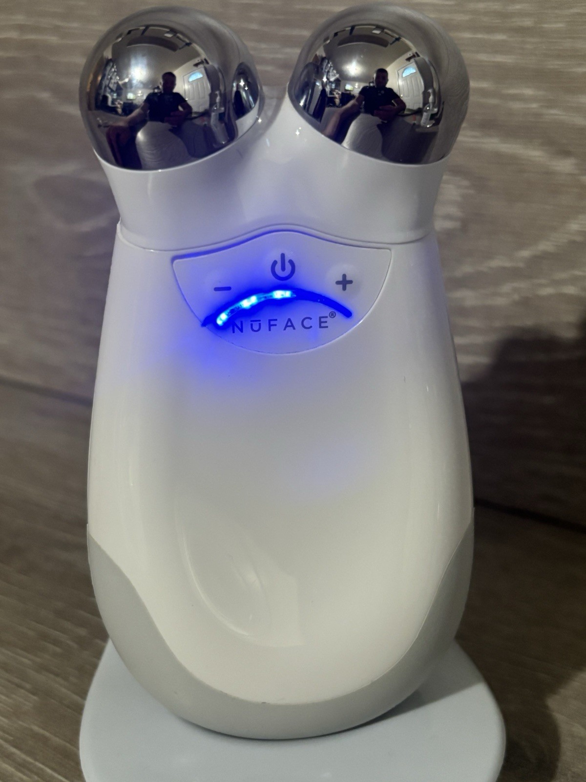 NuFace Trinity Microcurrent Facial Toning Device w/Charger GOOD WORKING/COSMETIC