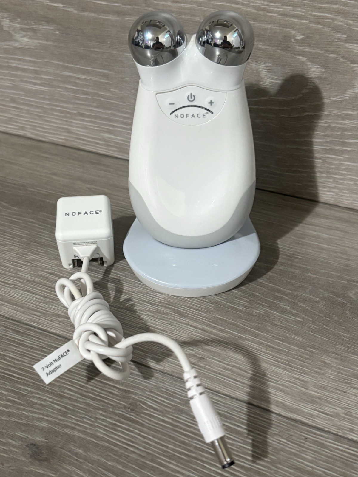 NuFace Trinity Microcurrent Facial Toning Device w/Charger GOOD WORKING/COSMETIC