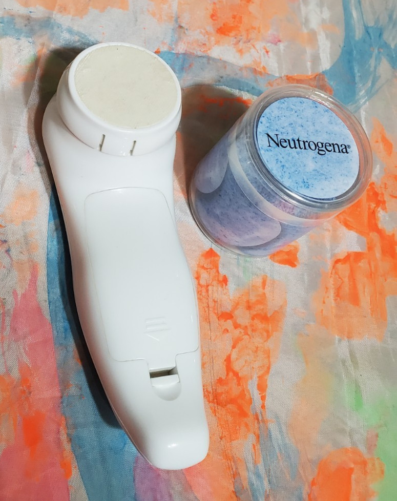 RARE Neutrogena Microdermabrasion Power Facial Wand + 11 Rejuvenating Pads