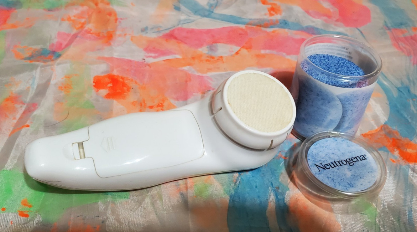 RARE Neutrogena Microdermabrasion Power Facial Wand + 11 Rejuvenating Pads