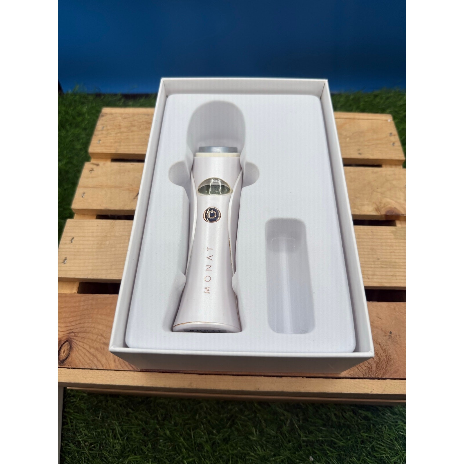 MONAT Hot & Cold Facial Wand – Beauty Device Model 3000000648 with Box