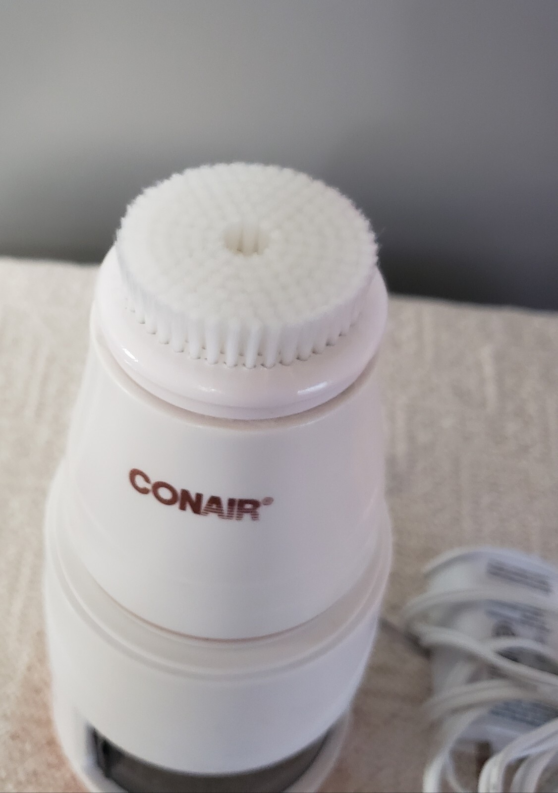 CONAIR TRUE GLOW SONIC FACIAL BRUSH WITH UV STERILIZER. 1 BRUSH. 3 SPEEDS.