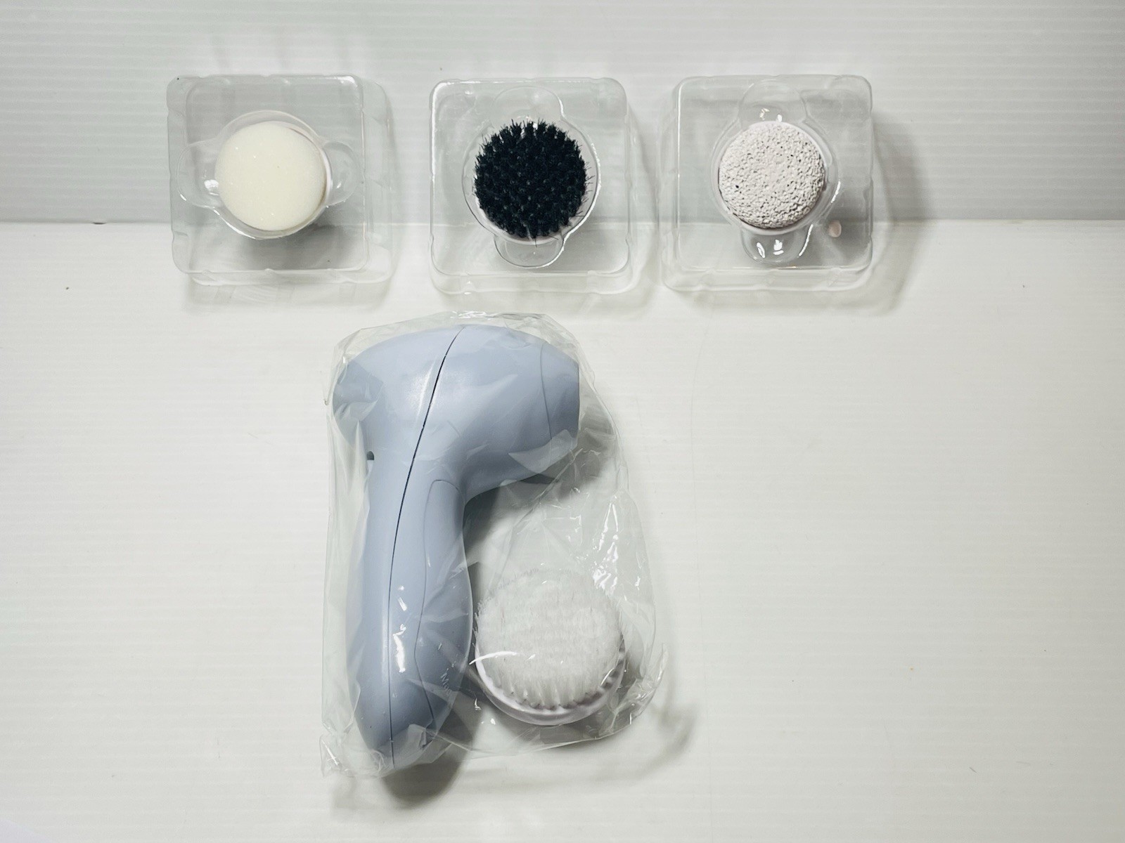 B·Pure Power Facial Cleansing Brush Exfoliates Unclogs Pores with 3 Extra Heads.
