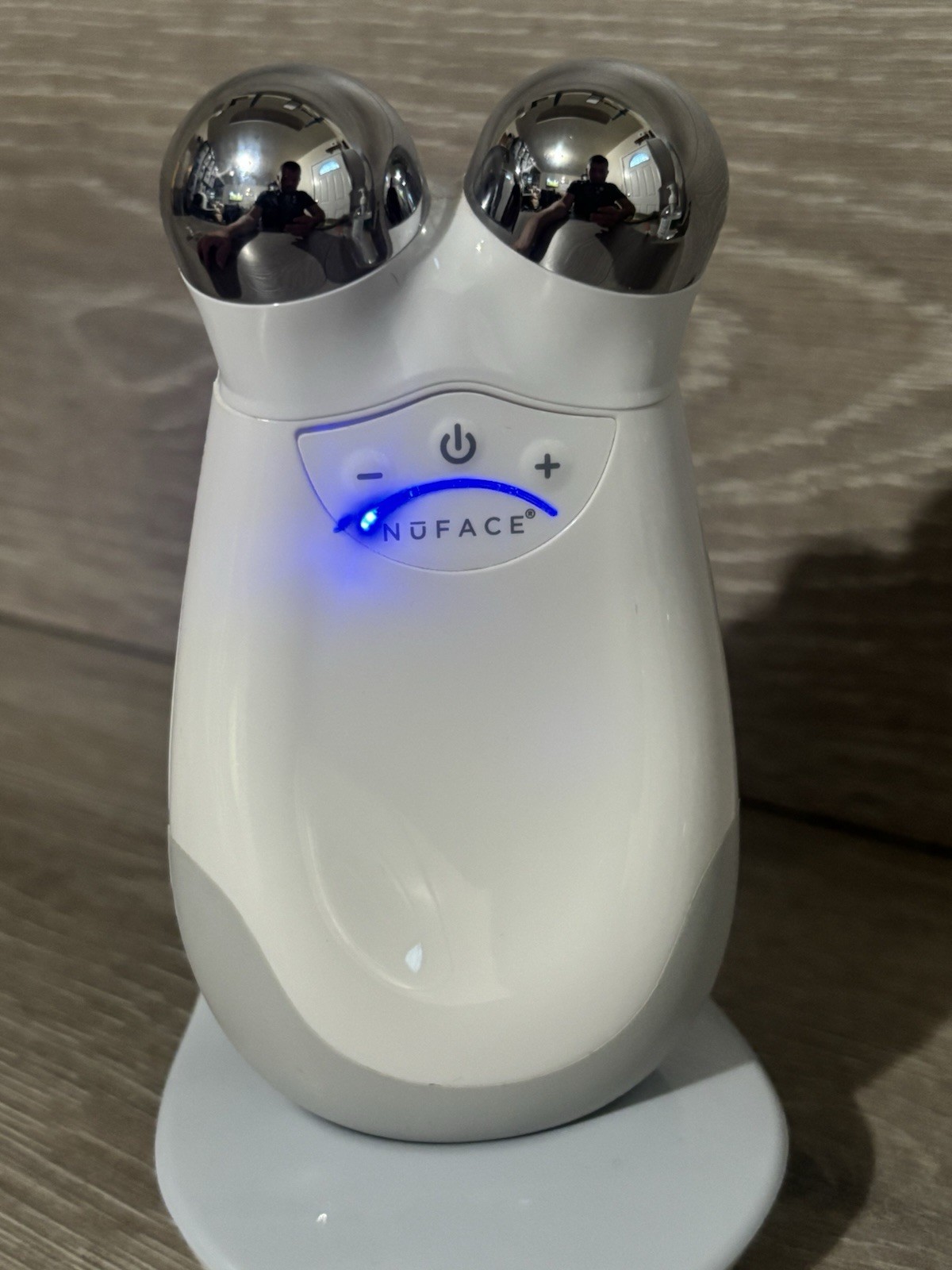 NuFace Trinity Microcurrent Facial Toning Device w/Charger GOOD WORKING/COSMETIC