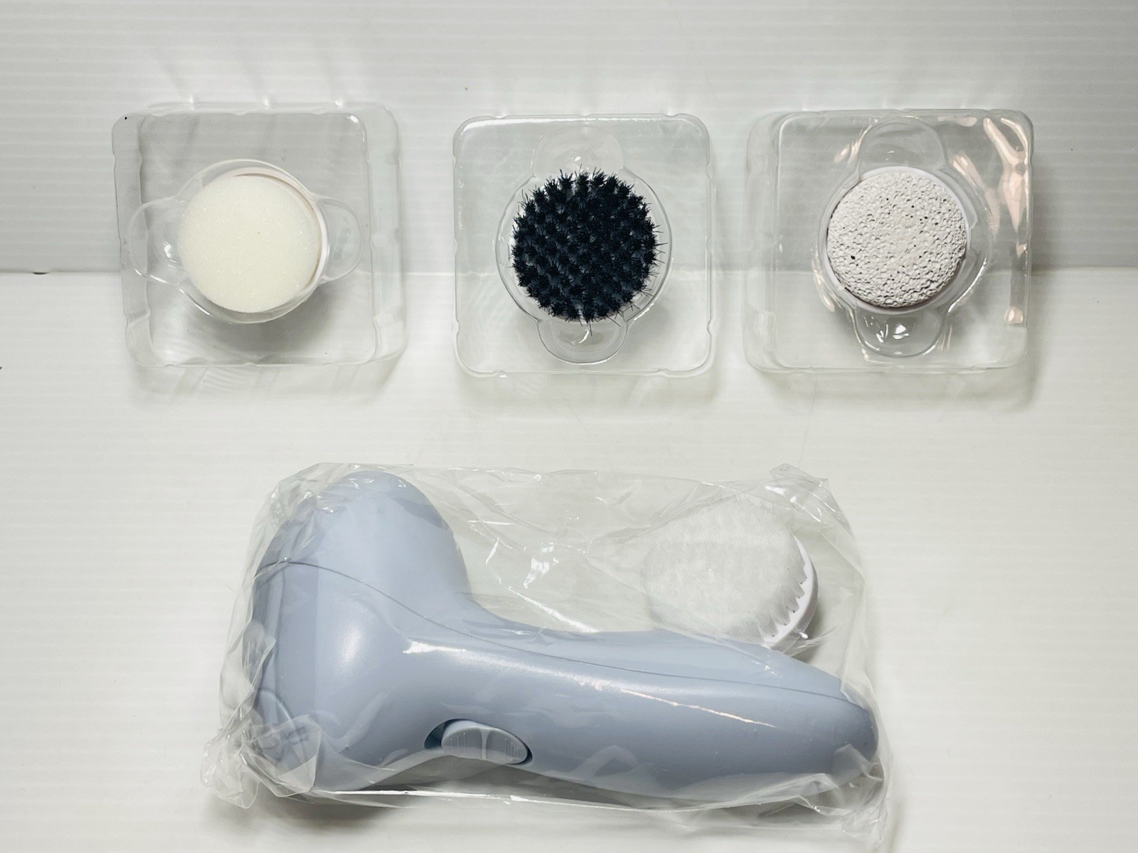 B·Pure Power Facial Cleansing Brush Exfoliates Unclogs Pores with 3 Extra Heads.