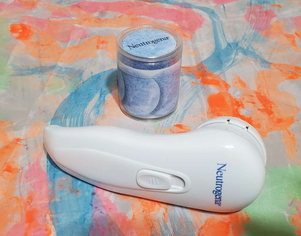RARE Neutrogena Microdermabrasion Power Facial Wand + 11 Rejuvenating Pads