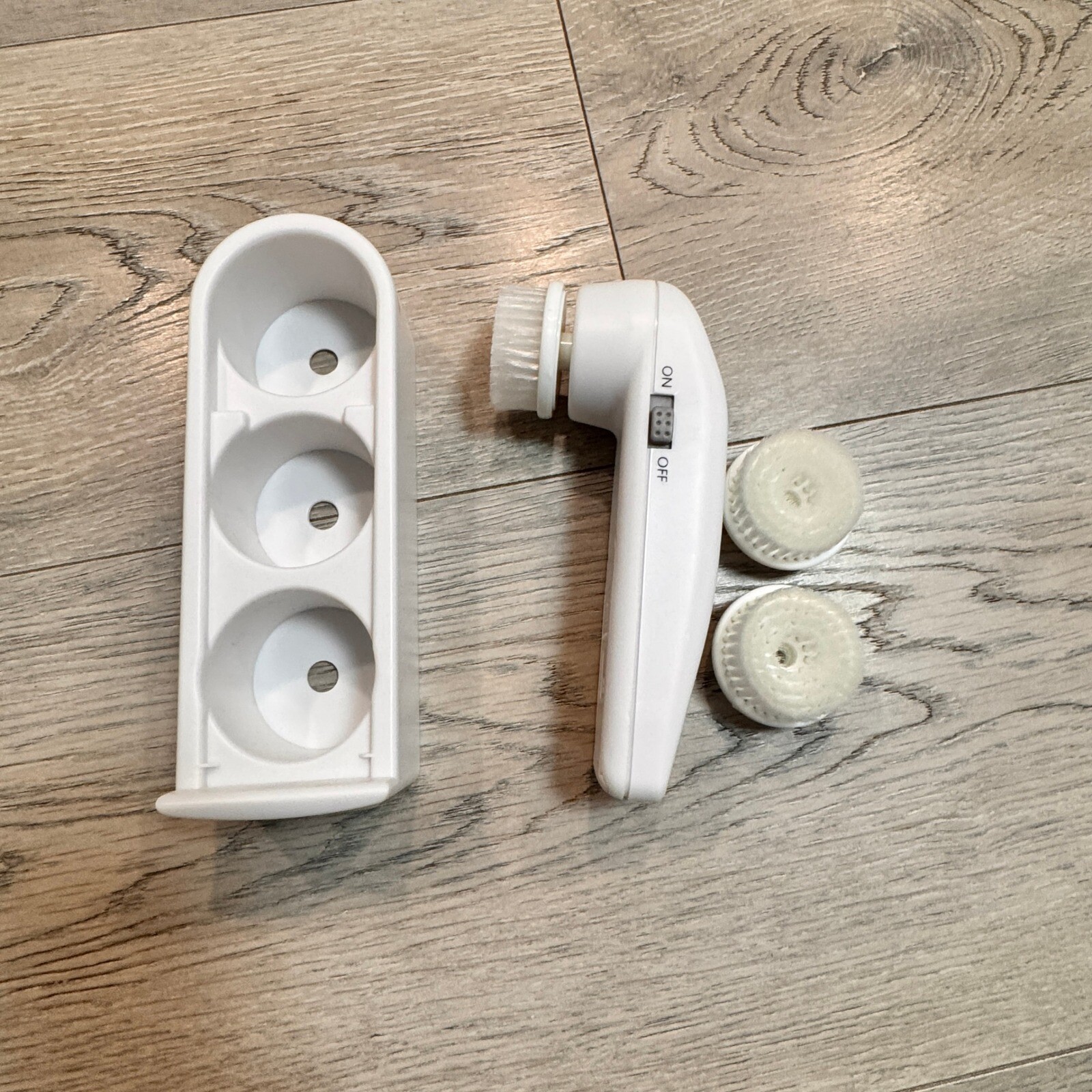 Facial Cleansing Brush Set – Rotating Exfoliating Brush with 2 Brush Heads