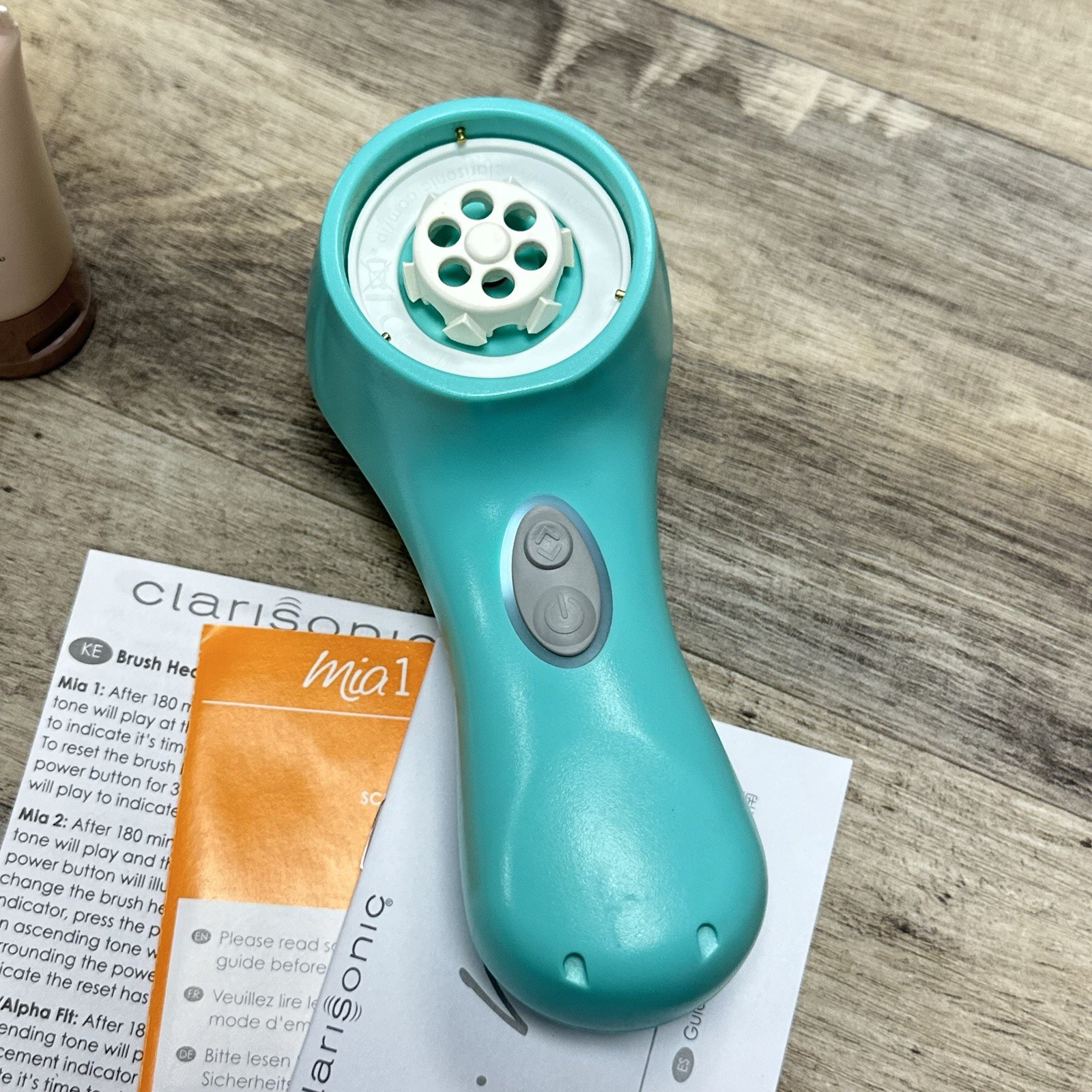Clarisonic Mia 2 Smart Bluetooth 3-IN-1 Facial Cleansing Device And USB Charger