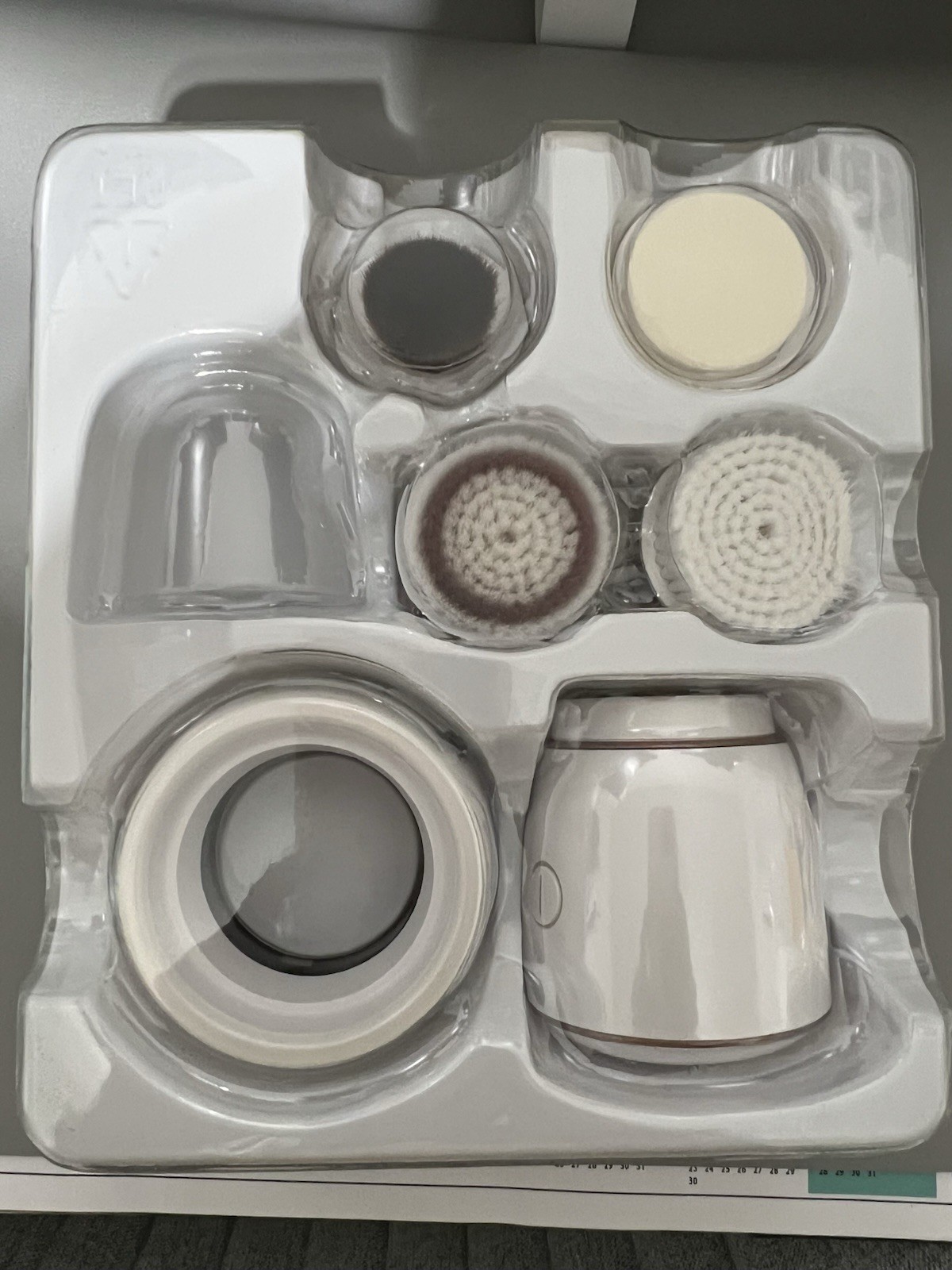 Revlon Illuminating Facial Brush Kit | 4 Brush Heads | Waterproof | New in Box