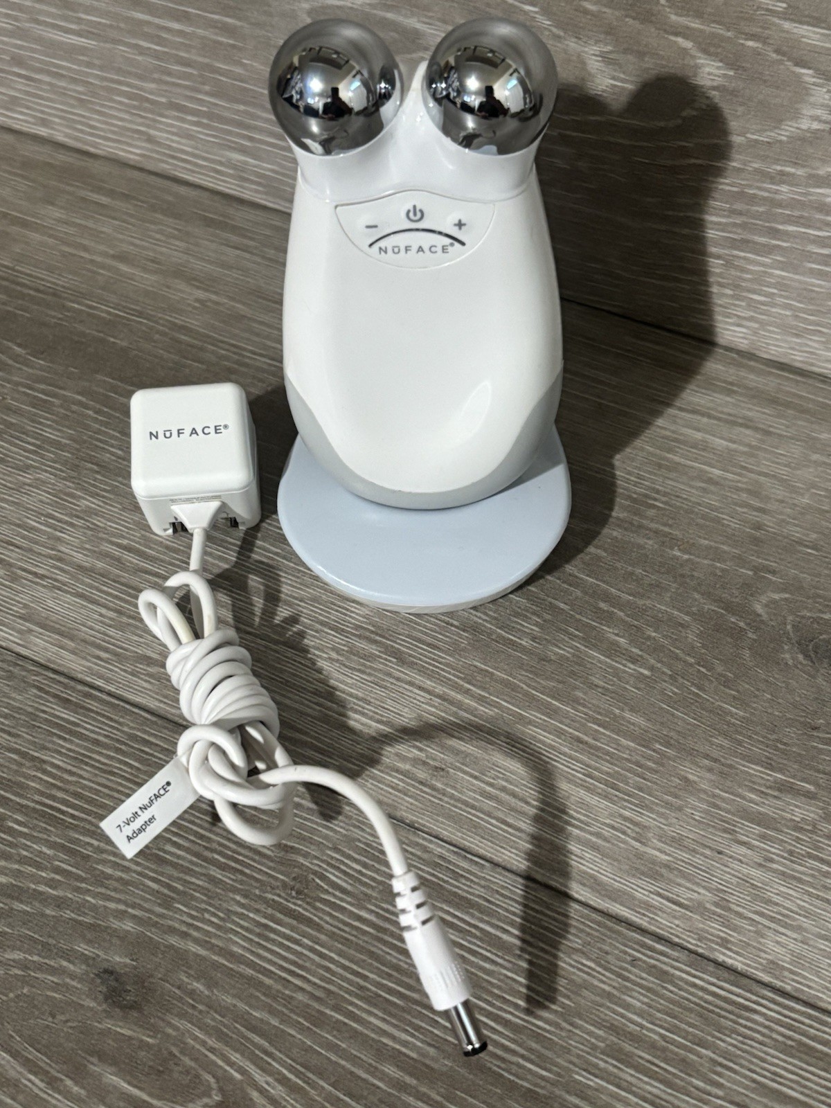 NuFace Trinity Microcurrent Facial Toning Device w/Charger GOOD WORKING/COSMETIC