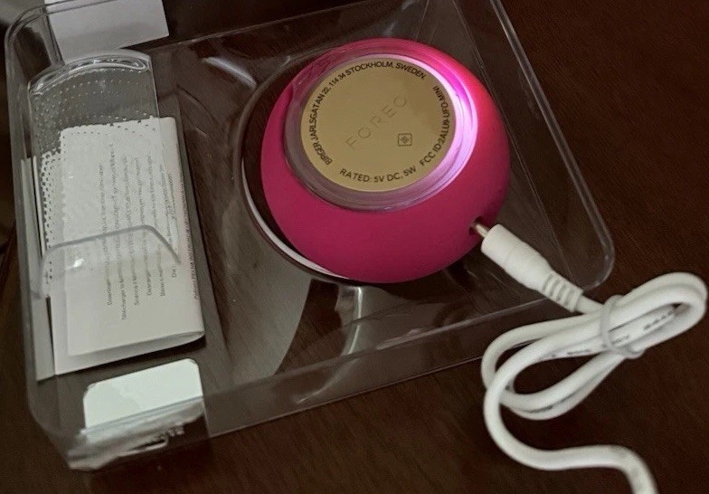 FOREO UFO Mini Smart Mask Device – Hot Pink with Gold Center