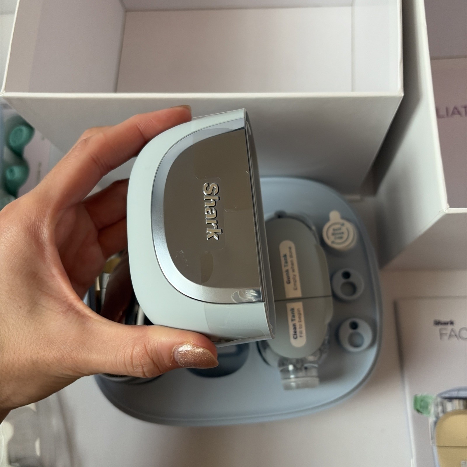 Shark Facial Pro Glow Extract, Hydrate & Depuff Thearapy Tool NOB
