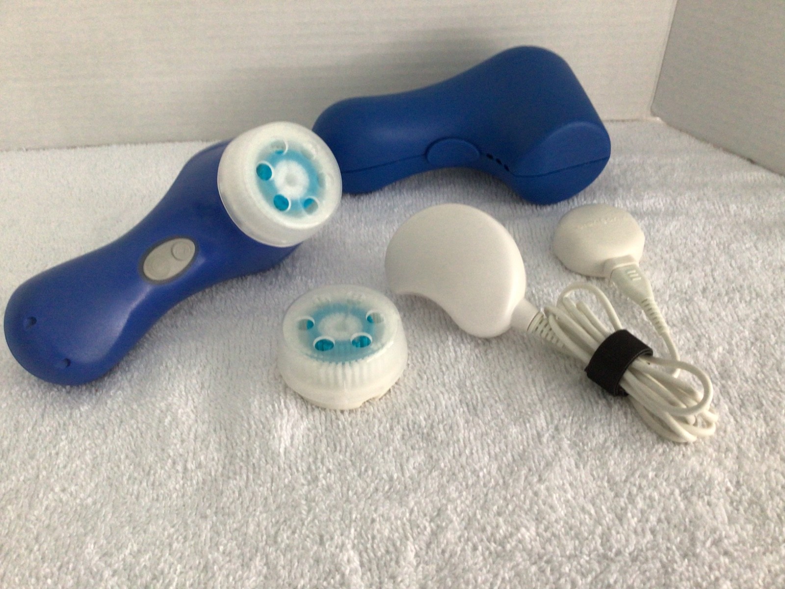 Clarasonic Mia 2 Facial Cleansing Brush With Charger and Case