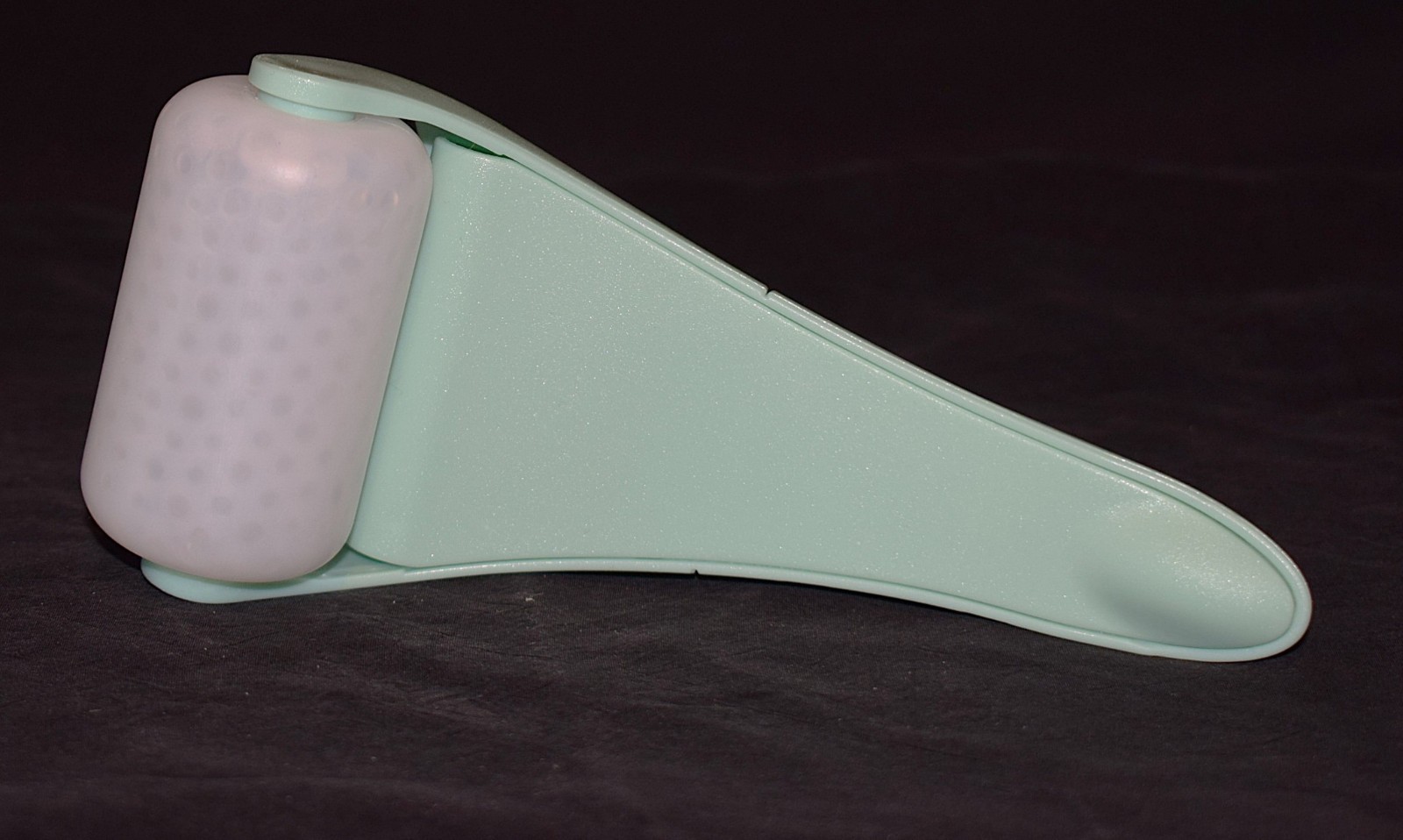 Roselyn Boutique Ice Roller For Your Face ~ Wrinkles / Puffiness / Skin Care