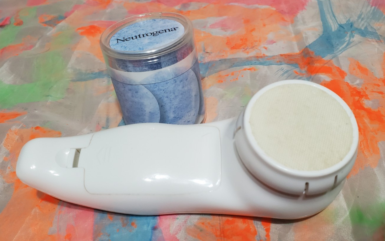 RARE Neutrogena Microdermabrasion Power Facial Wand + 11 Rejuvenating Pads