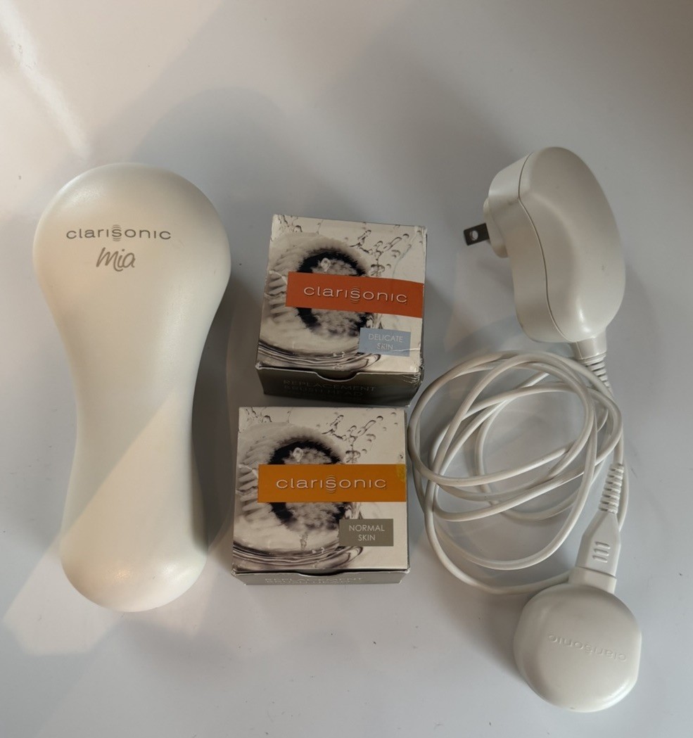 *Clarisonic Mia* Facial Sonic Cleansing Device + Charger & 2 Brush Heads*