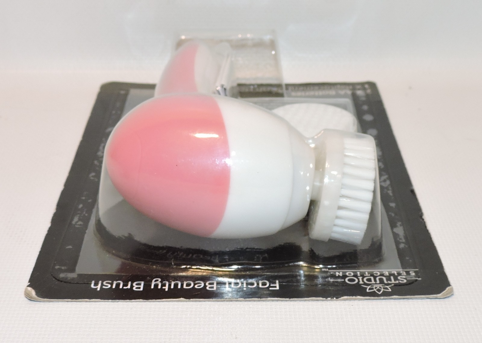 Studio Selection Facial Beauty Cleaning Brush w/ Batteries & Replacement Head
