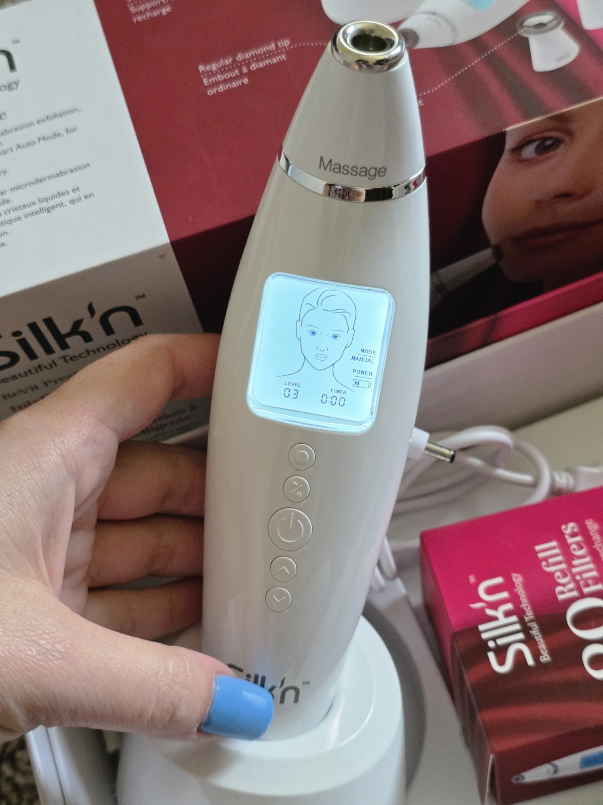 295$ Silk’n Facial Cleansing & Exfoliation Device in White with Blue LCD Massage