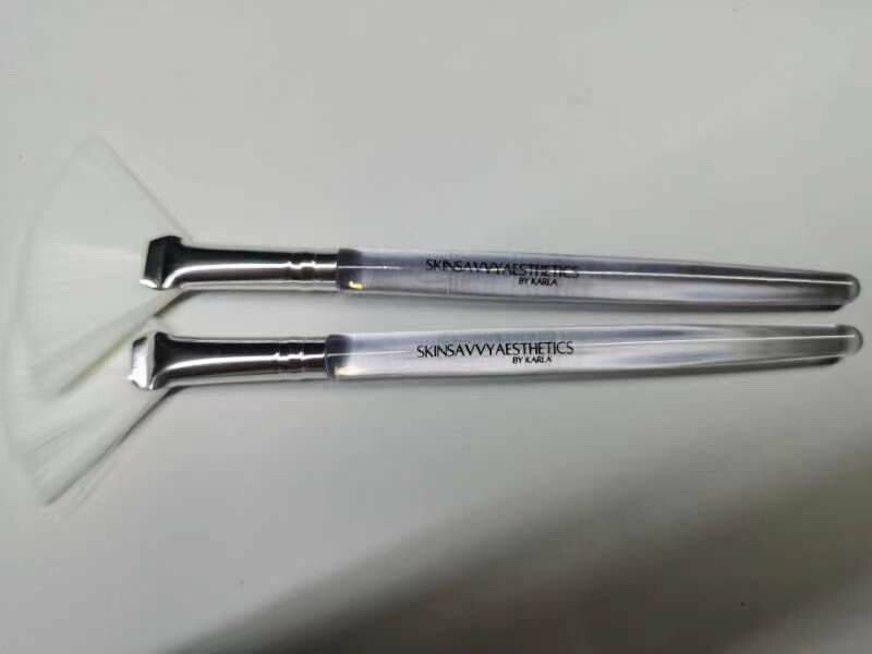 50 pcs White fan brush applicators with clear handle for all mask types.