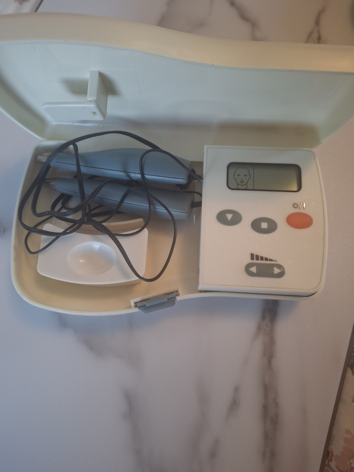 Beverly Hills FaceMaster Facial Toning Device Timer Intensity Levels Case