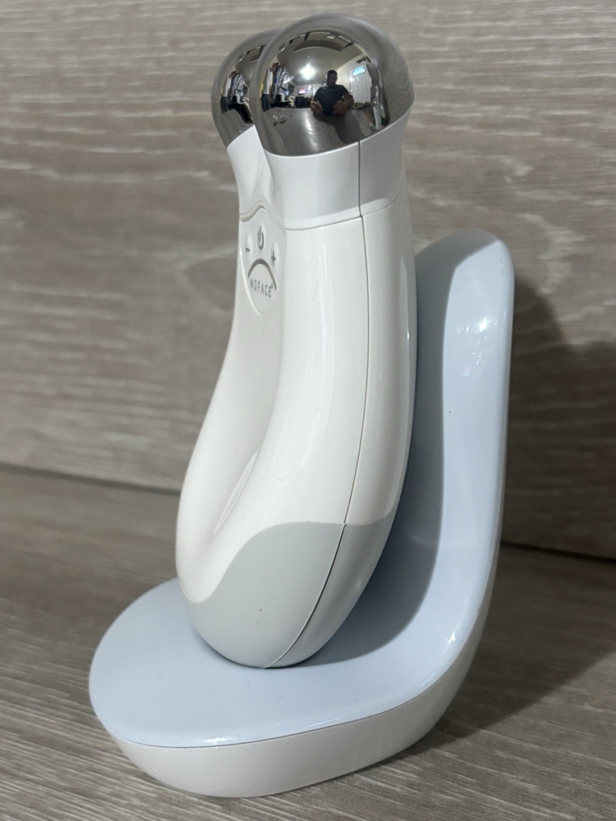 NuFace Trinity Microcurrent Facial Toning Device w/Charger GOOD WORKING/COSMETIC