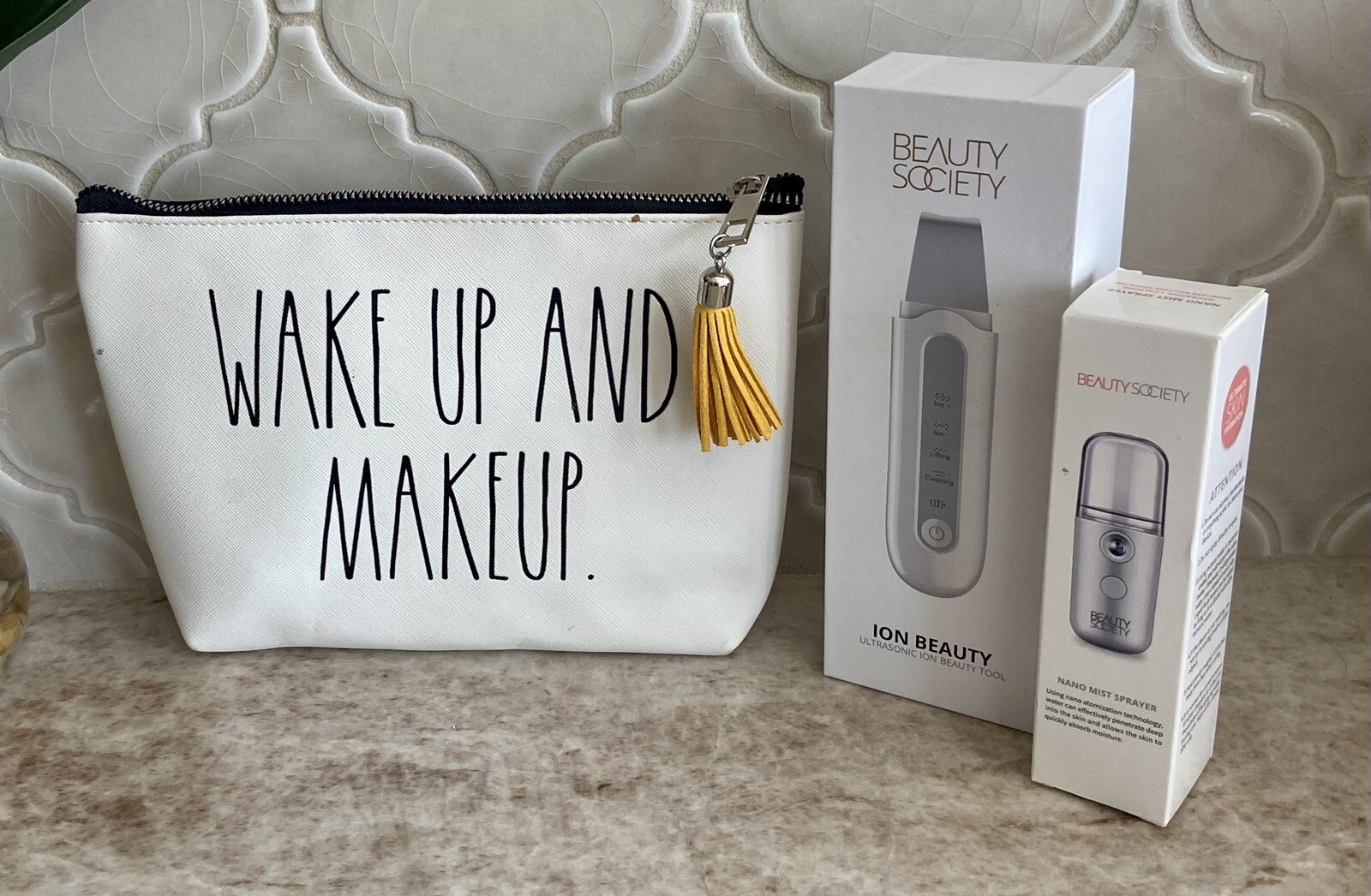 🟢 MAKEUP BAG WITH ULTRASONIC ION BEAUTY TOOL & NANO MIST SPRAYER – BRAND NEW 🟢