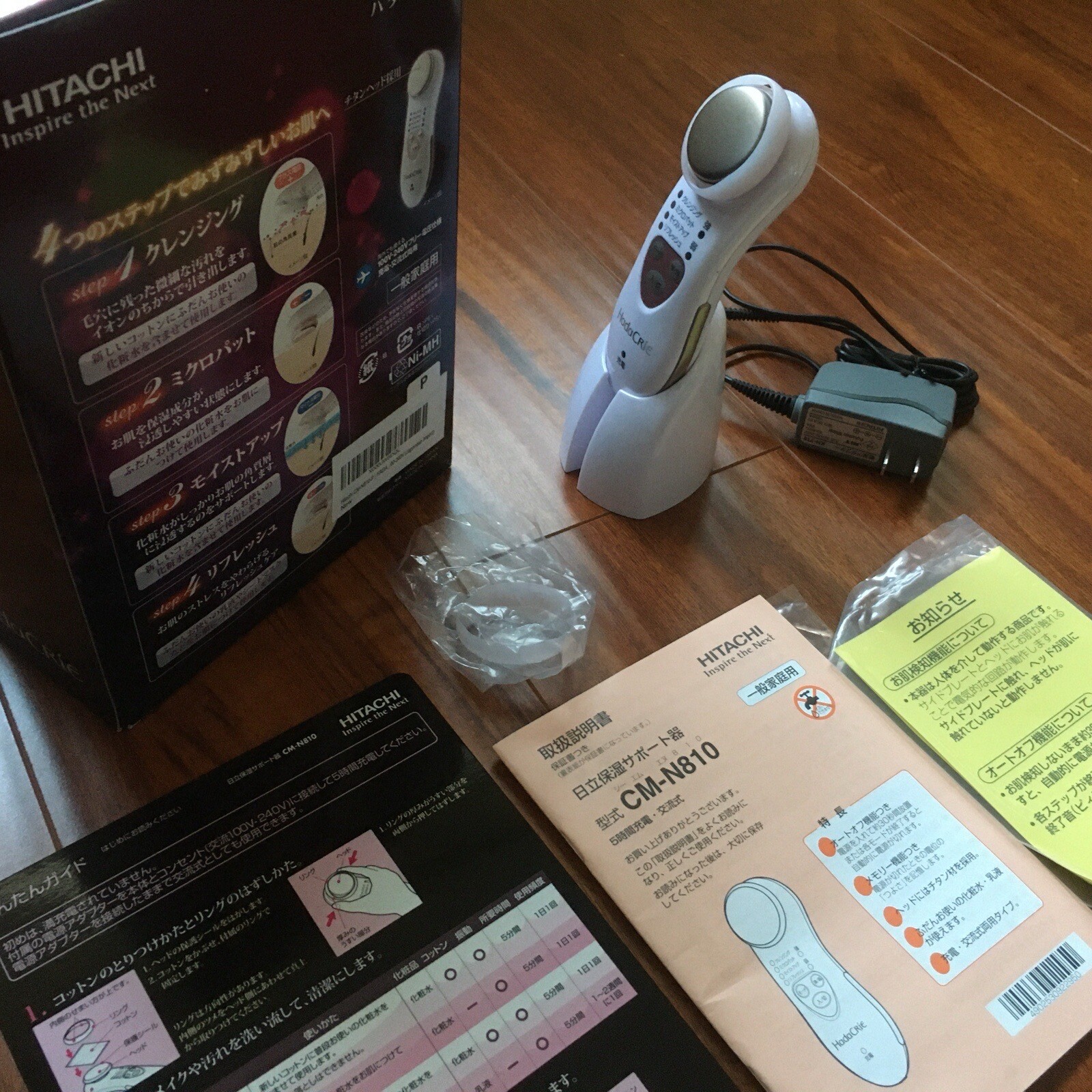 Hitachi Hada Crie CM-N810 facial massager