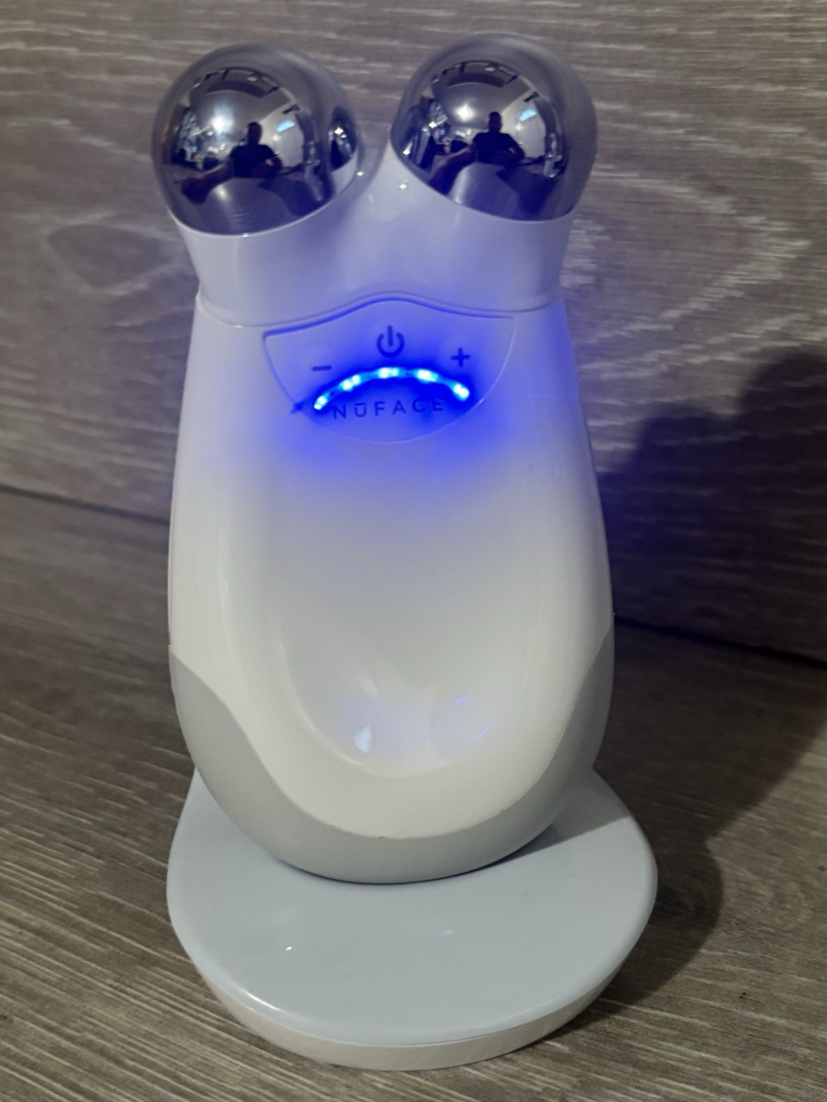 NuFace Trinity Microcurrent Facial Toning Device w/Charger GOOD WORKING/COSMETIC