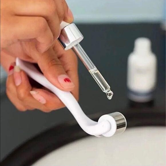 Ice Roller Kit with Face Serum Brand New In Box facial Beauty Oil Tightens Firms